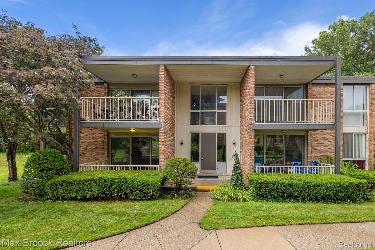4041 West Maple Road, Unit 101 Bloomfield Hills, MI 48301 - Photo 1 of 20 4041 W Maple