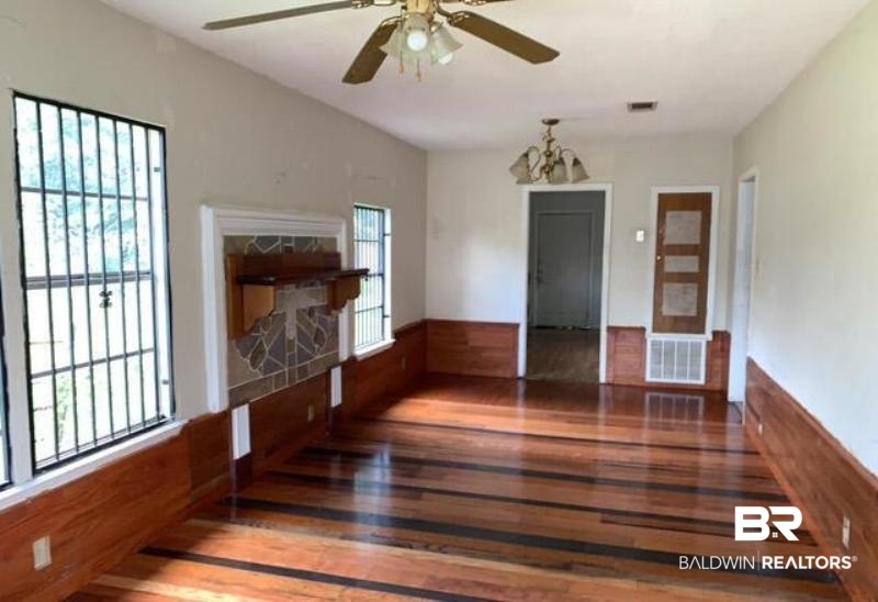 721 South Joseph Avenue Mobile, AL 36610 - Photo 6 of 16 Living Room/Dining Room