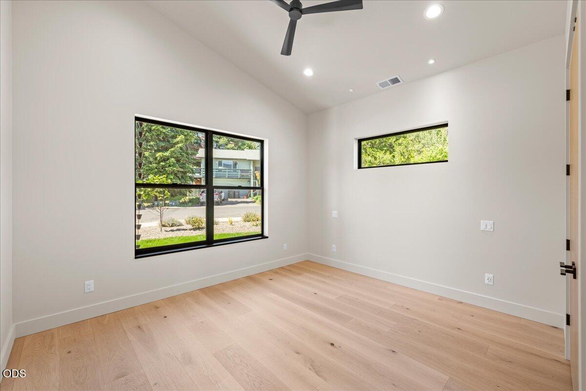 391 Clinton Street Ashland, OR 97520 - Photo 27 of 41 an empty room with a window