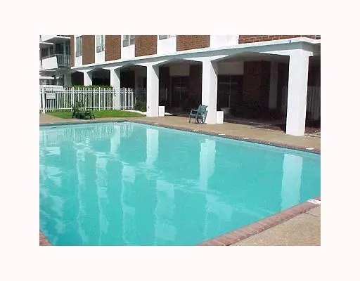 a black and white photo of a building