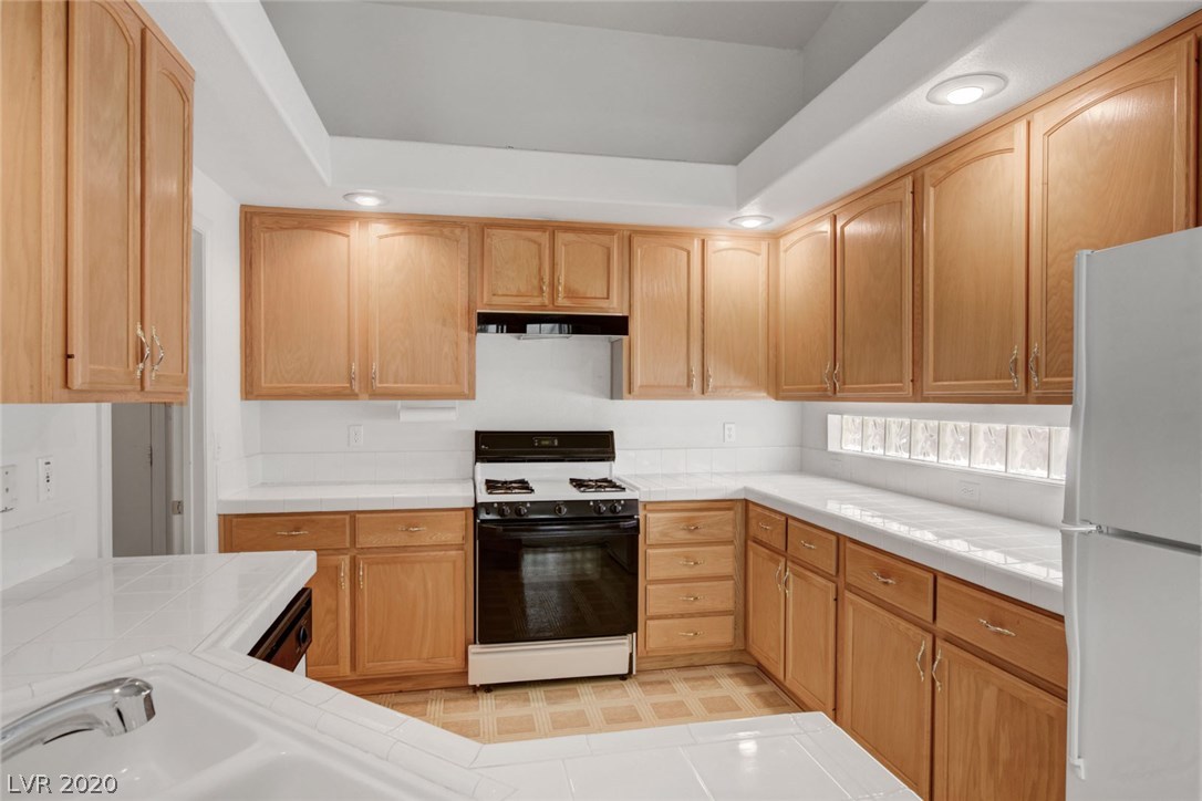 17 Rising Sun Court Henderson, NV 89074 - Photo 9 of 37 Gallery Image 9
