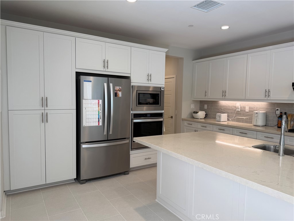 143 Stage Irvine, CA 92618 - Photo 5 of 39 Kitchen 3