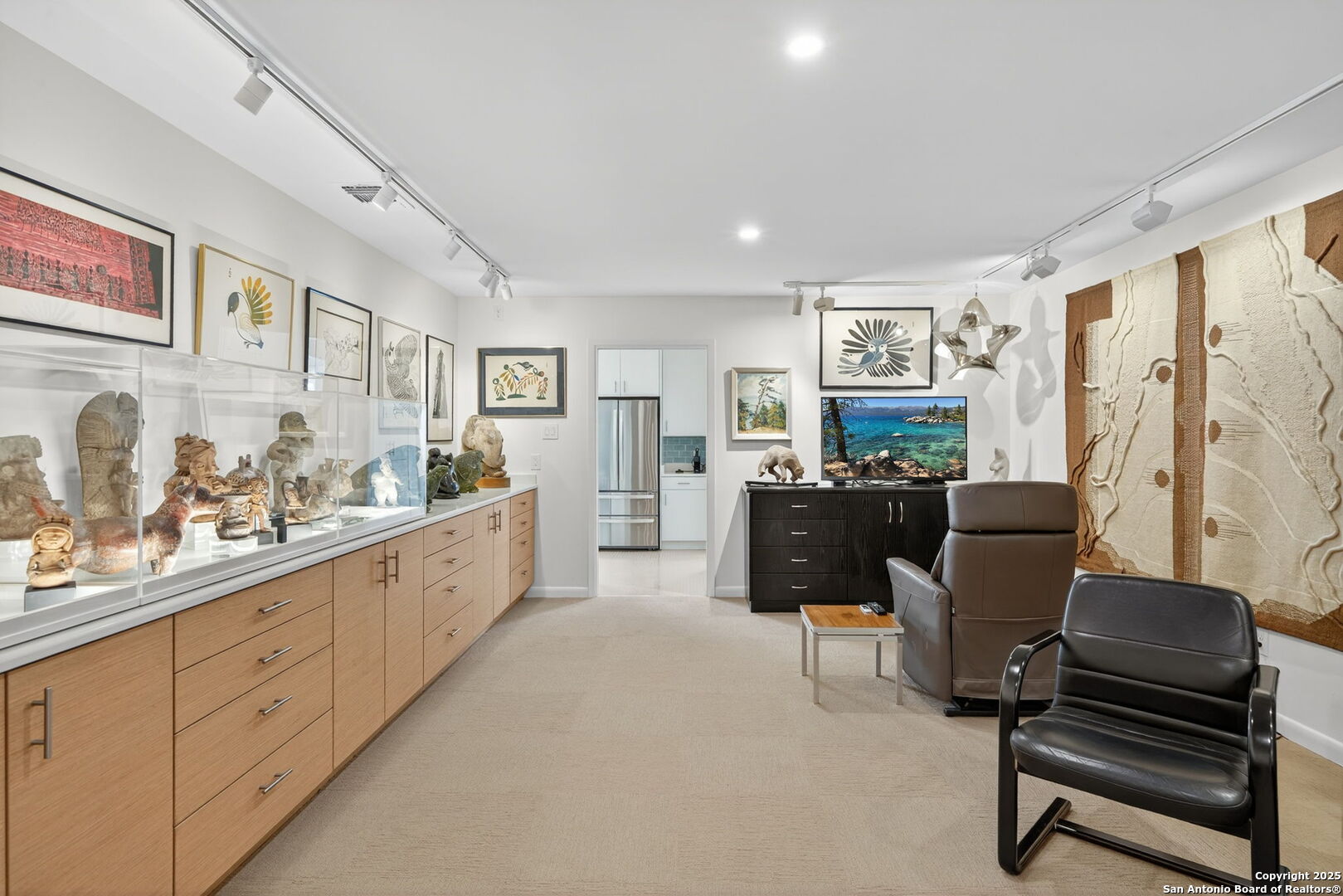 300 Towne Vue Drive Castle Hills, TX 78213 - Photo 16 of 31 a living room with furniture and a window