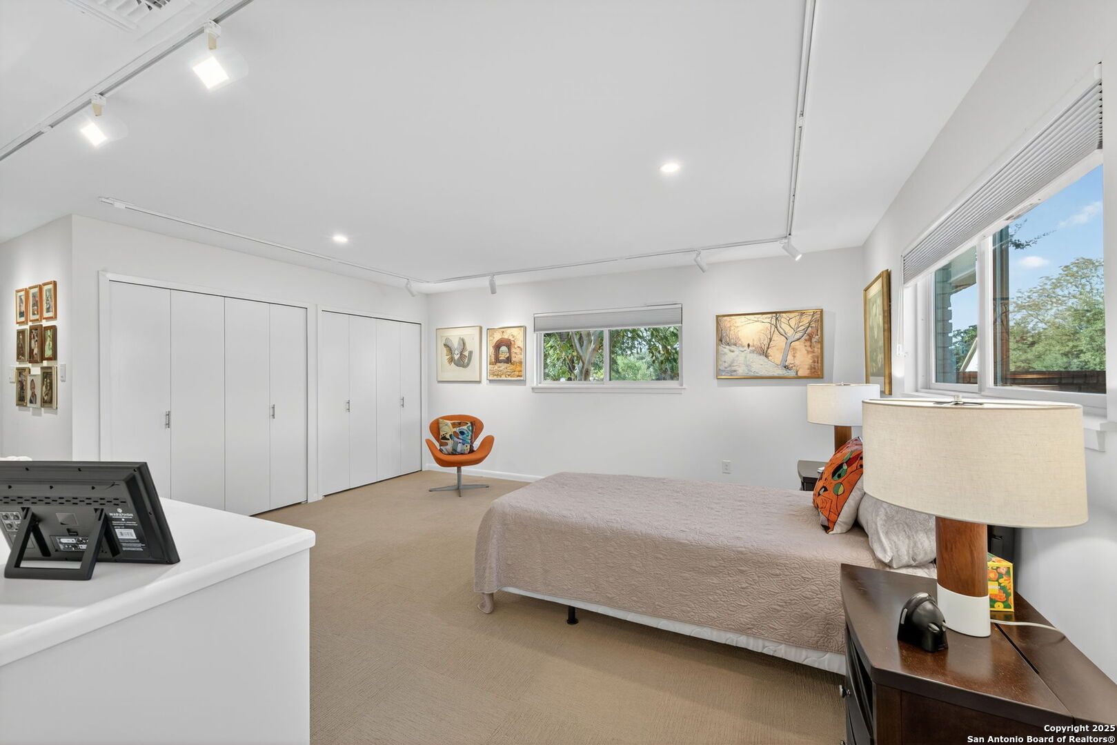 300 Towne Vue Drive Castle Hills, TX 78213 - Photo 19 of 31 a bedroom with furniture and a window