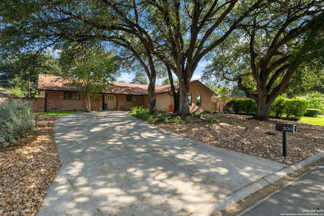 $499,995 | 300 Towne Vue Drive, Castle Hills, TX 78213