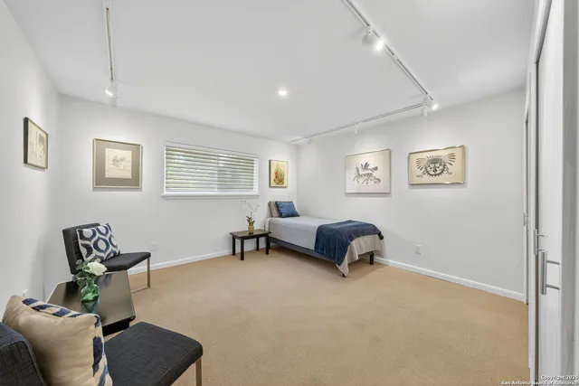 $499,995 | 300 Towne Vue Drive, Castle Hills, TX 78213