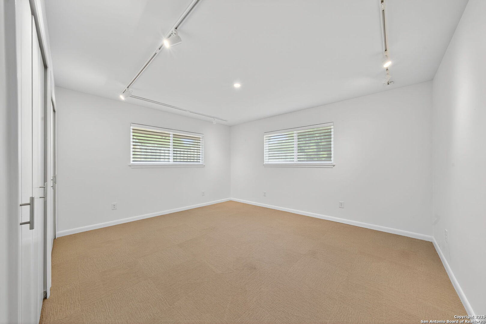 300 Towne Vue Drive Castle Hills, TX 78213 - Photo 26 of 31 an empty room with a window