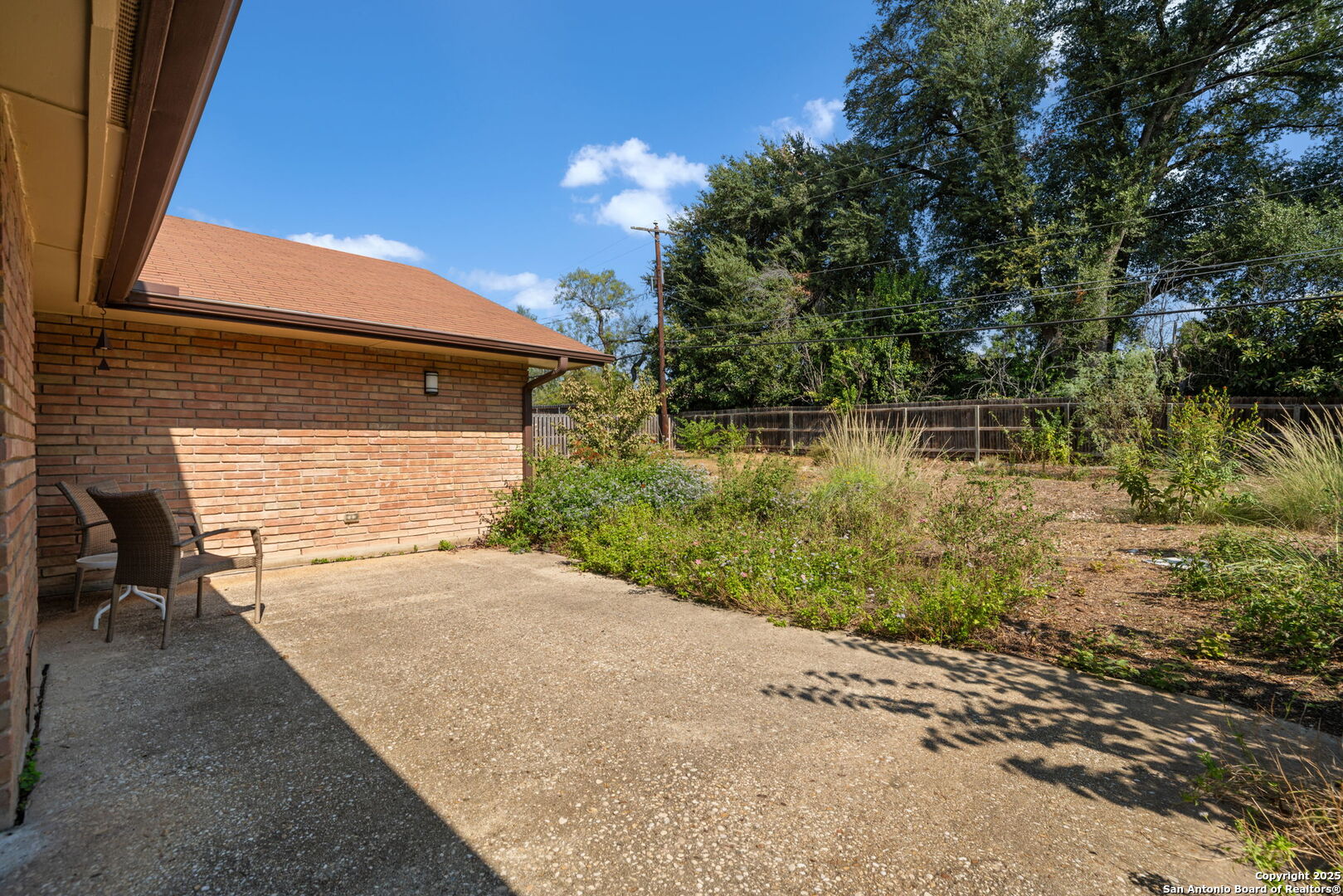 300 Towne Vue Drive Castle Hills, TX 78213 - Photo 27 of 31 a view of a backyard of the house