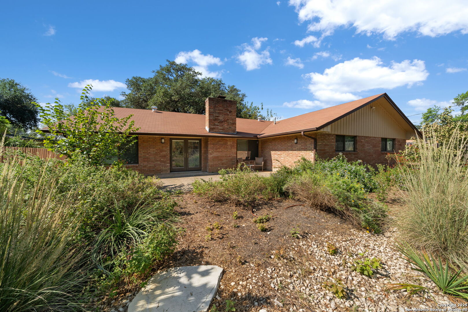 300 Towne Vue Drive Castle Hills, TX 78213 - Photo 28 of 31 a front view of a house with a garden