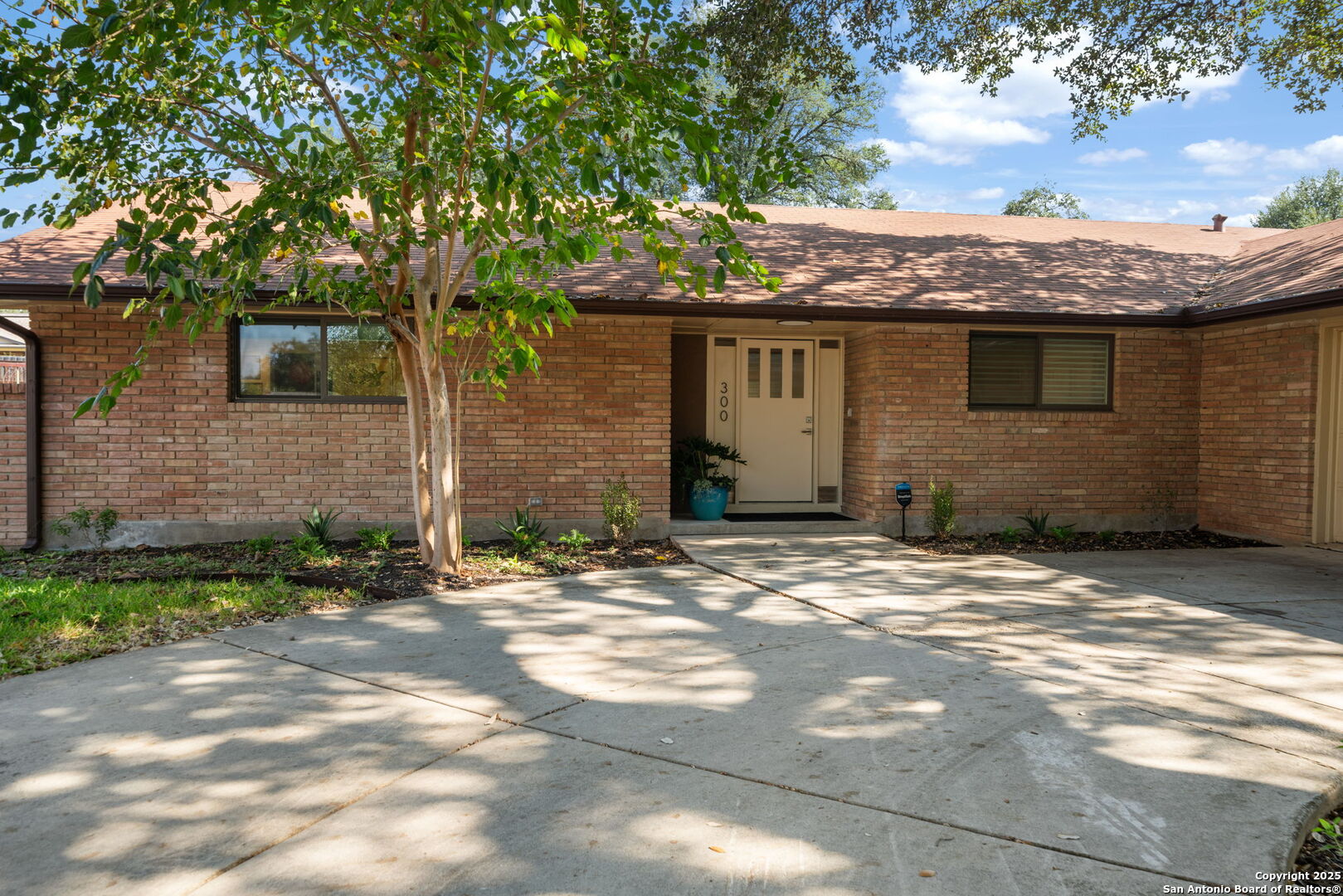 300 Towne Vue Drive Castle Hills, TX 78213 - Photo 3 of 31 a view of a house with a tree