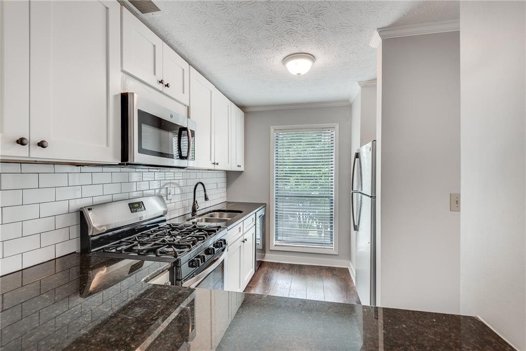 1004 Wynnes Ridge Circle Marietta, GA 30067 - Photo 9 of 24