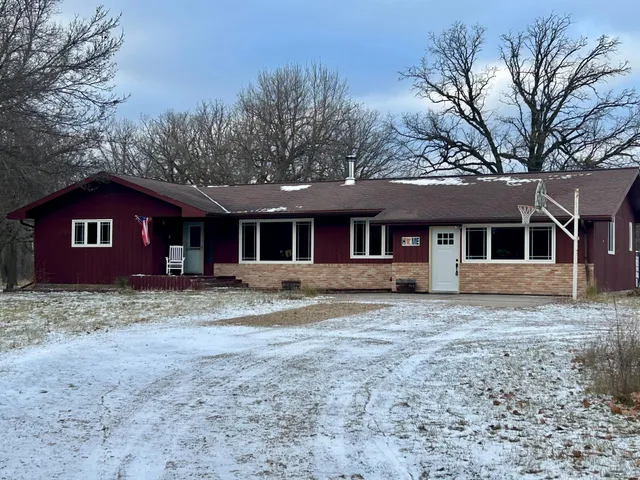 $299,900 | 10496 160th Street Northeast, Thief River Falls, MN 56701