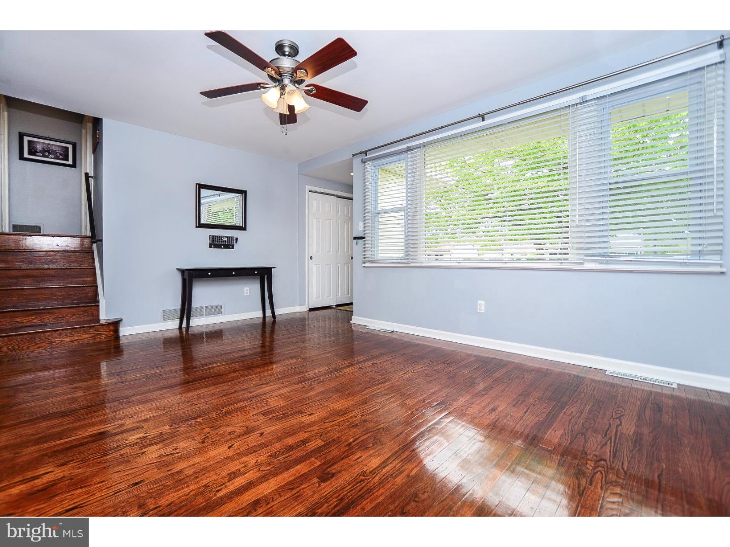 623 Georgetown Road Deptford, NJ 08090 - Photo 3 of 25 Living Room