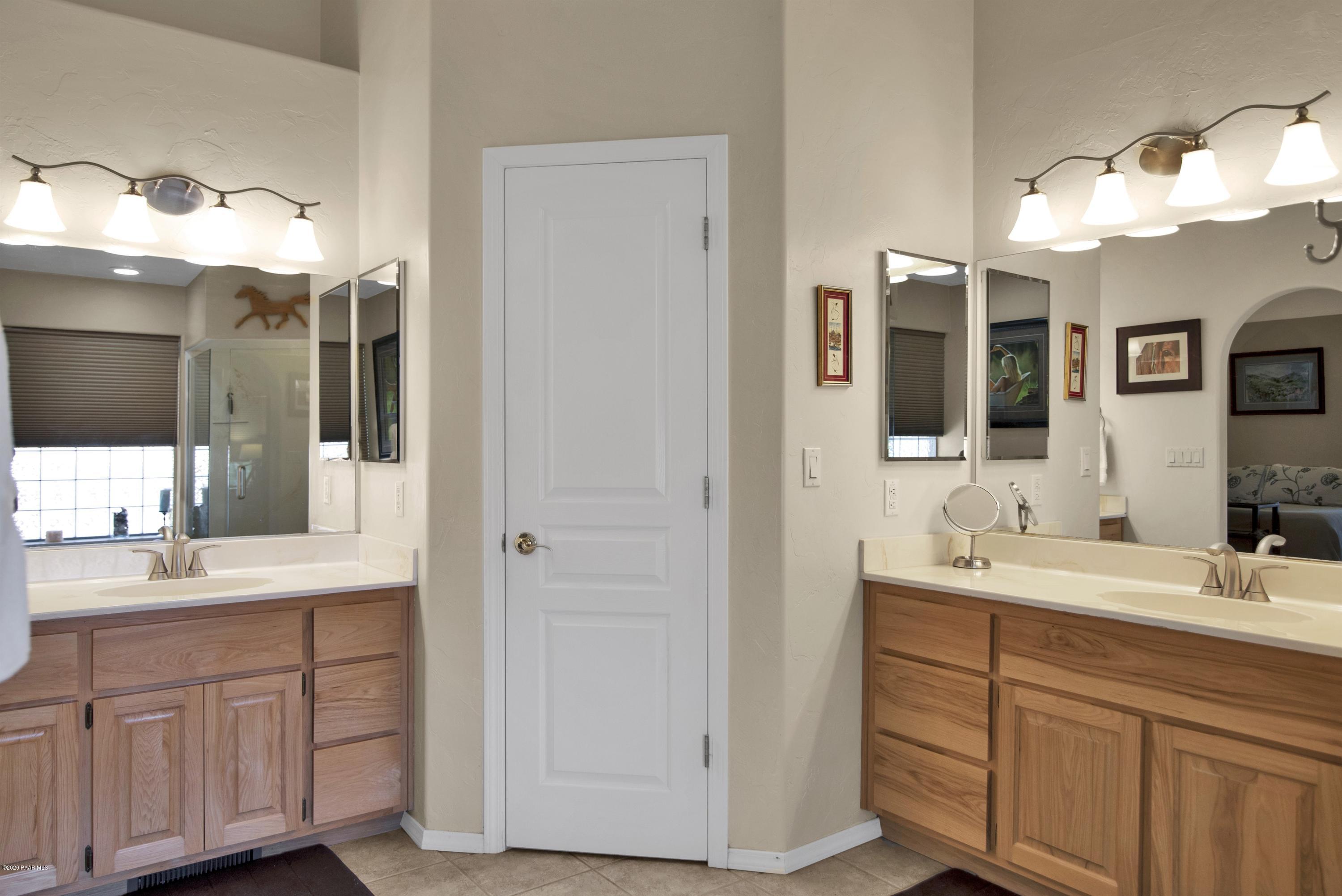 1815 Grandview Road Prescott, AZ 86305 - Photo 15 of 41 015_Dual Vanities