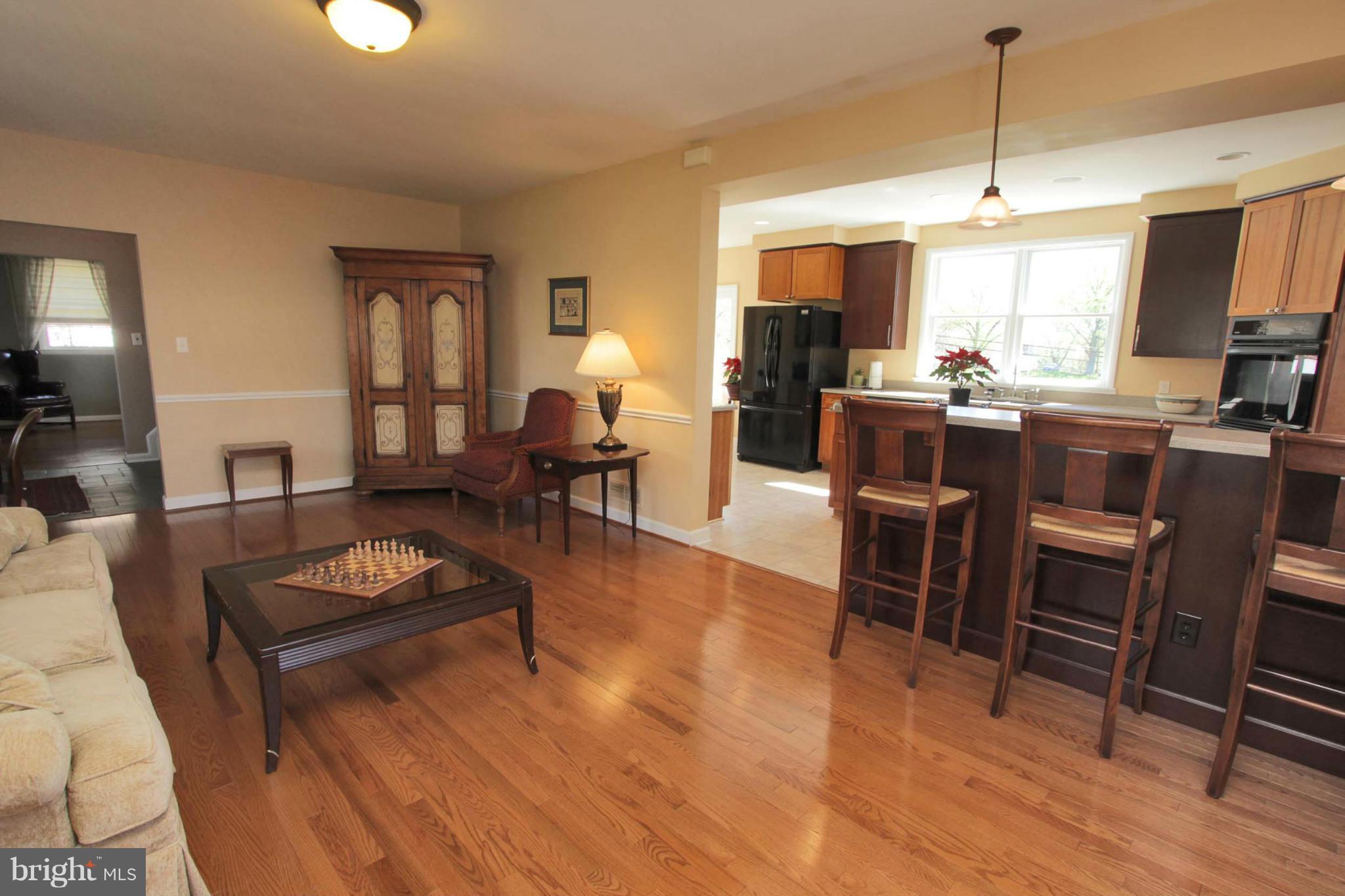 1020 Green Acre Road Baltimore, MD 21286 - Photo 5 of 30 Living Room
