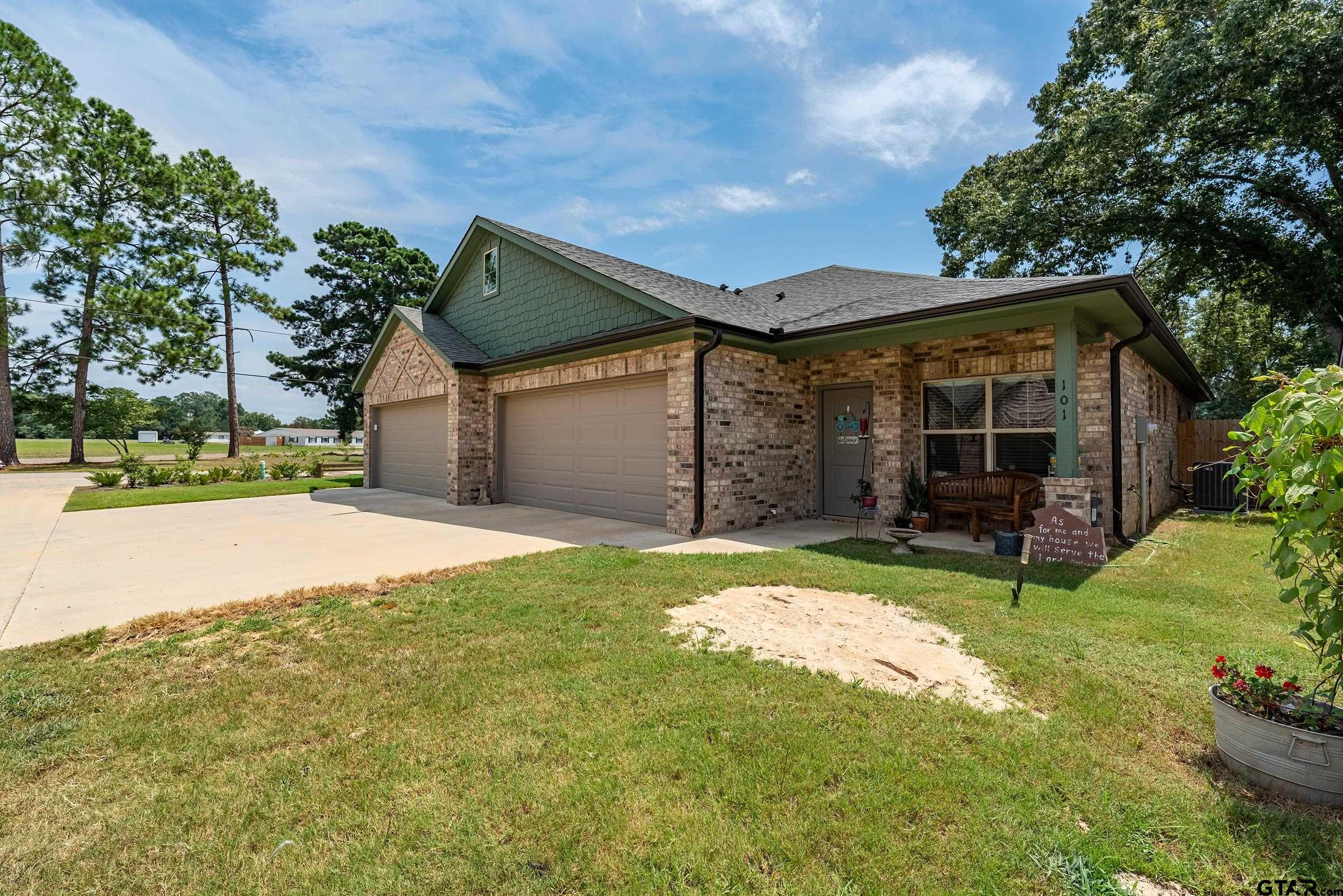 a view of a house with a yard