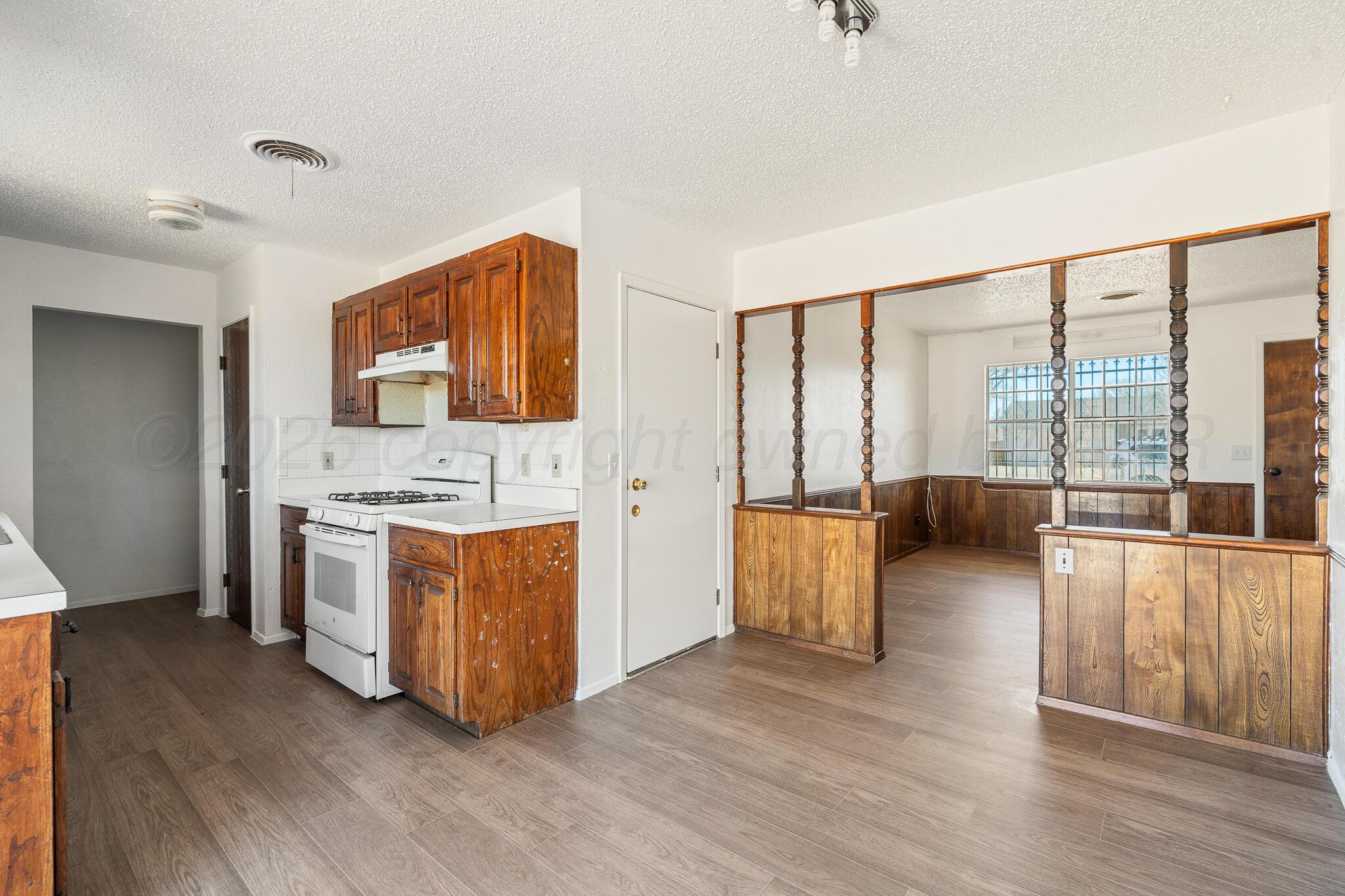 1815 Estes Street Amarillo, TX 79107 - Photo 5 of 15 Living Room/Kitchen
