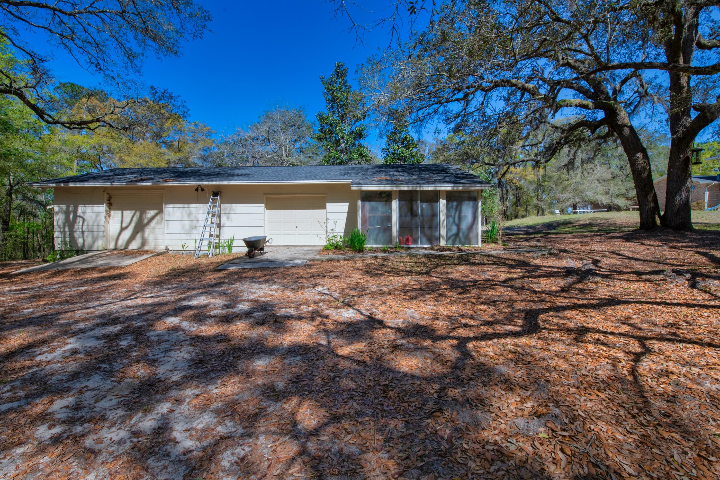 1 Lindley Road Crestview, FL 32536 - Photo 59 of 80 a backyard of a house with table and chairs