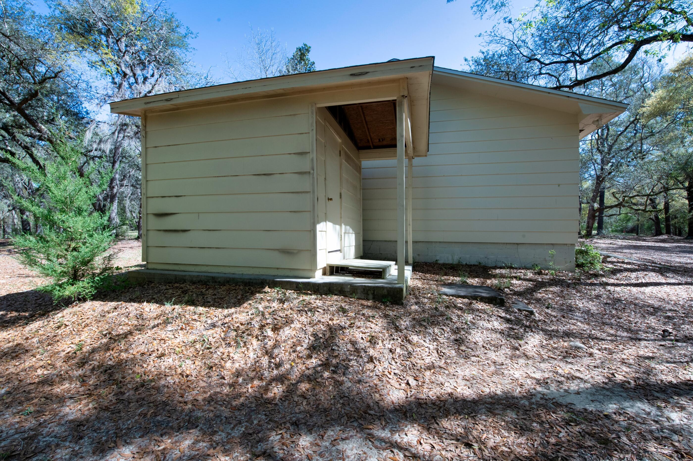 1 Lindley Road Crestview, FL 32536 - Photo 62 of 80 a backyard of a house