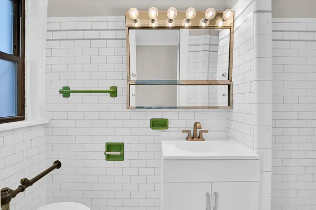 $134,900 | 2213 East 68th Street, Unit 1E, Chicago, IL 60649