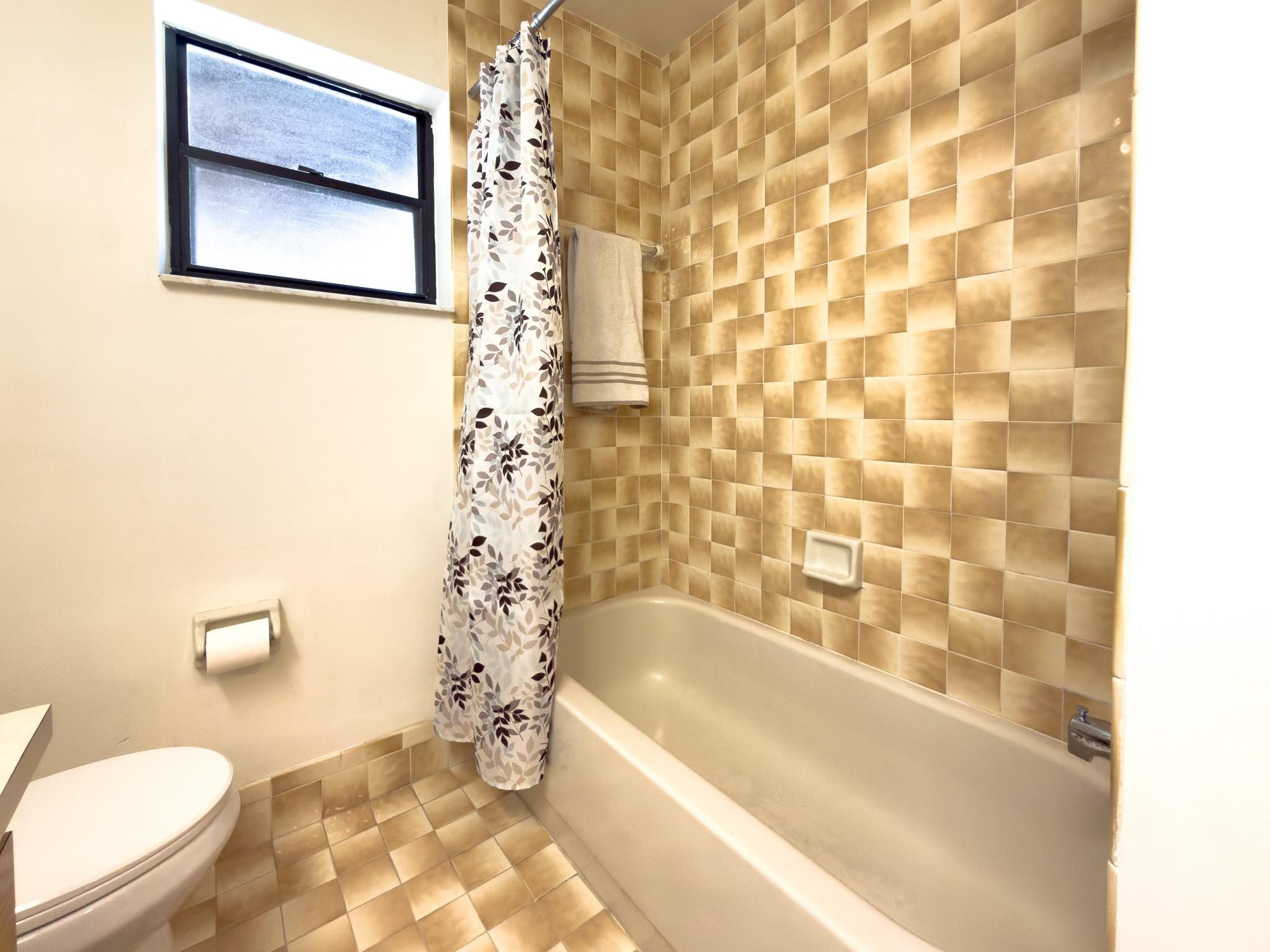 4941 Southwest 10th Street Margate, FL 33068 - Photo 35 of 56 Guest bathroom