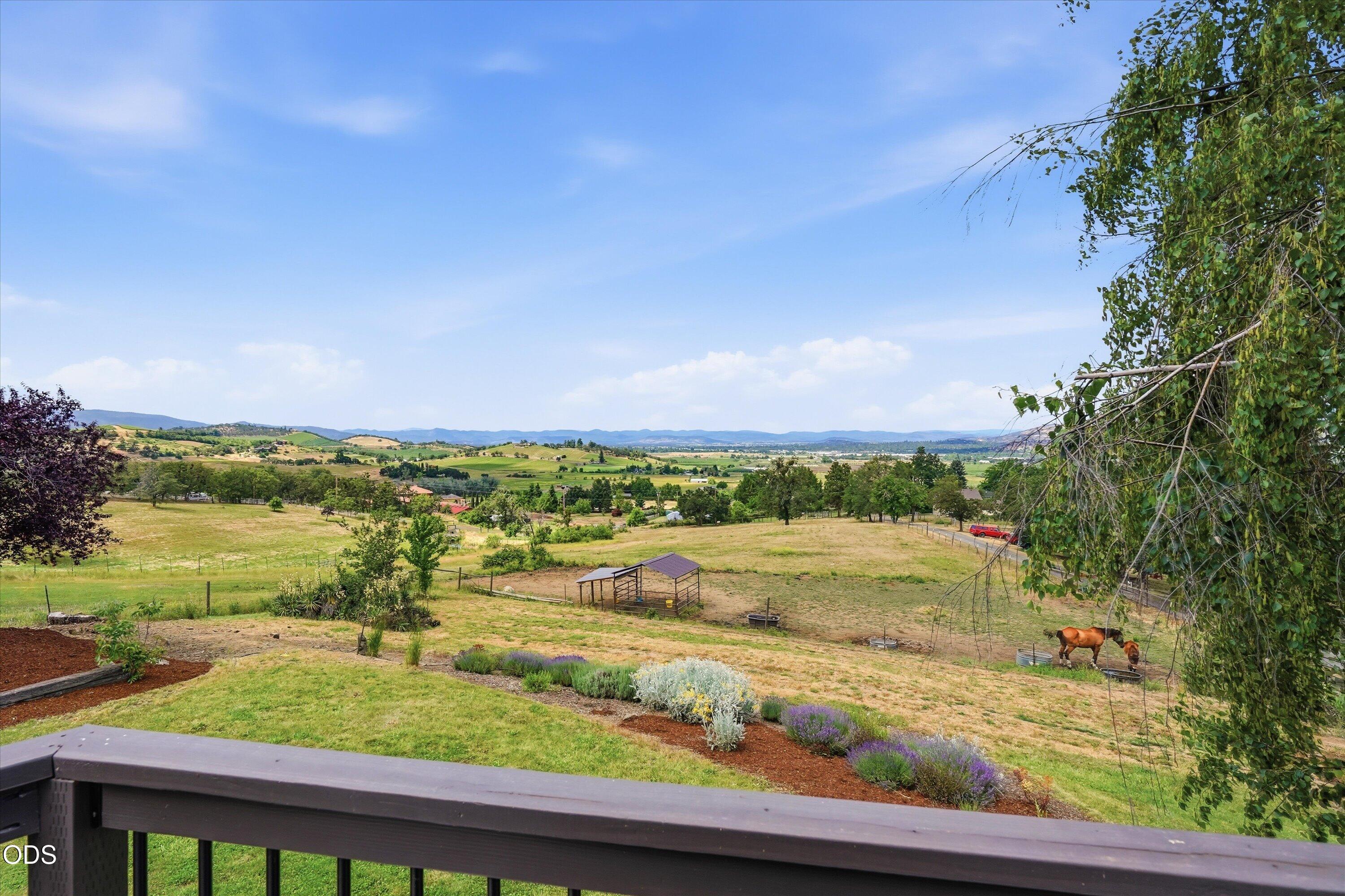4250 Independence School Road Medford, OR 97501 - Photo 37 of 62 Upstairs Ba 3 w/Patio