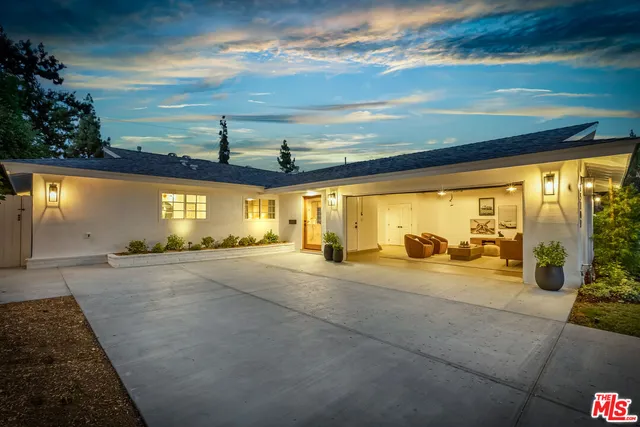 a view of a parking space