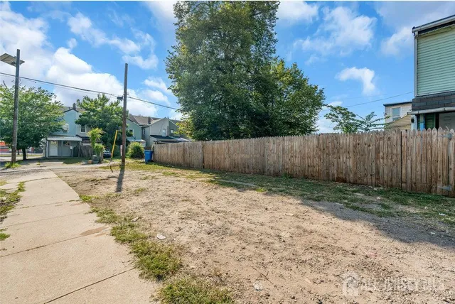 a view of a backyard