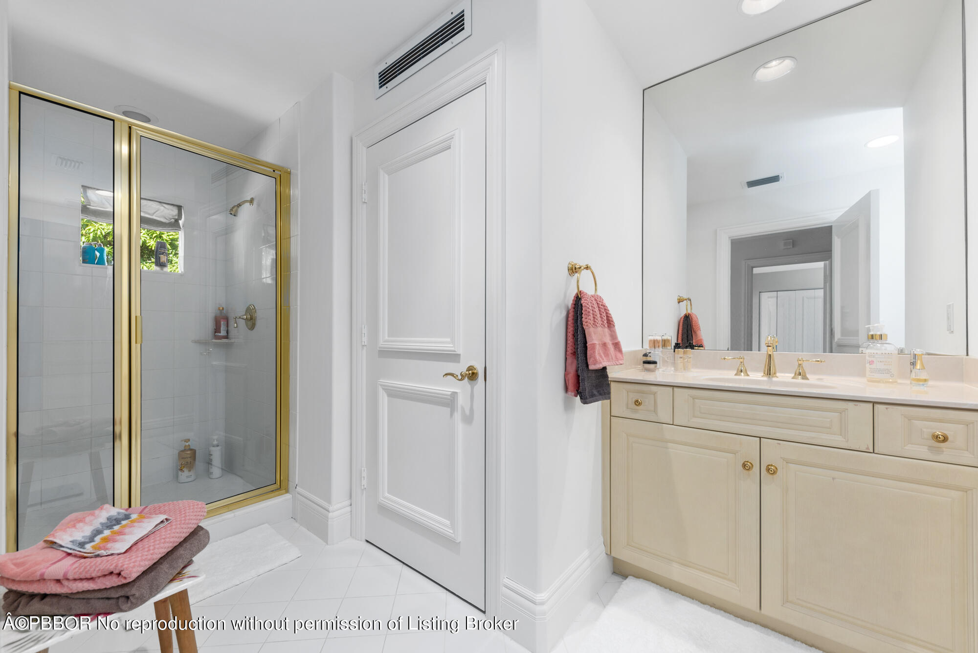 314 West Riverside Drive Jupiter, FL 33469 - Photo 82 of 92 a spacious bathroom with a mirror sink and toilet