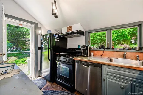 $550,000 | 169 West Rogues Path, Huntington, NY 11743