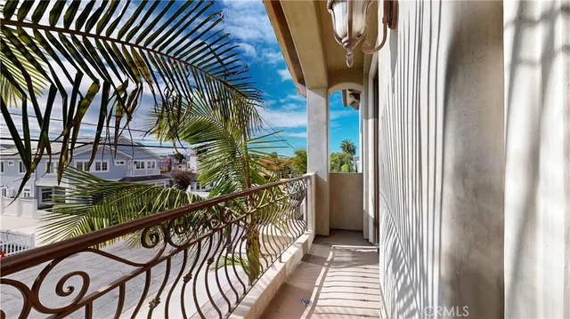 $1,950,000 | 2607 Huntington Lane, Redondo Beach, CA 90278