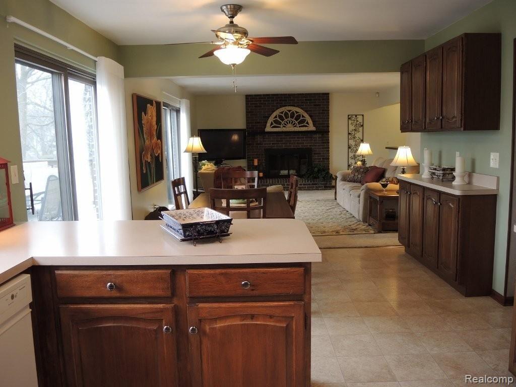 1045 Valley Stream Drive Rochester, MI 48309 - Photo 11 of 24 Kitchen