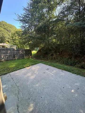 a view of back yard of the house