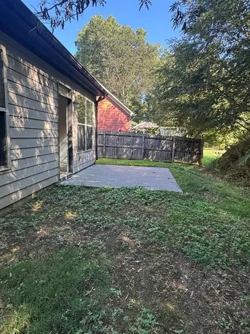 a view of a backyard