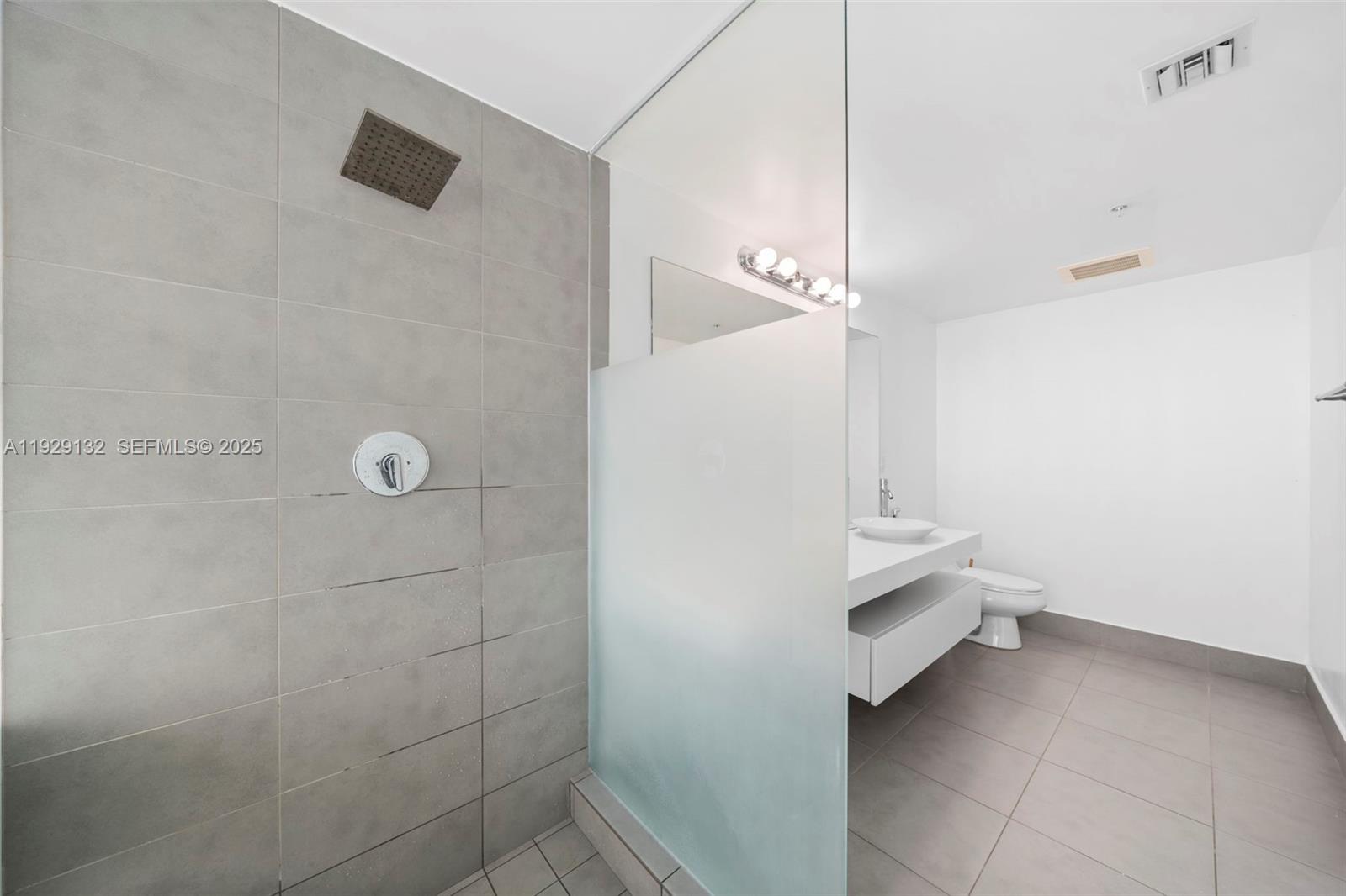 92 Southwest 3rd Street, Unit 4610 Miami, FL 33130 - Photo 9 of 16 a view of bathroom