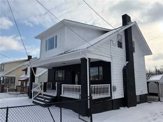 a view of a house with backyard and deck