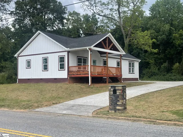 $279,000 | 816 East Carolina Avenue, Clinton, SC 29325