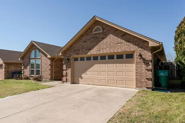 $2,400 | 7317 Amber Drive, Watauga, TX 76148