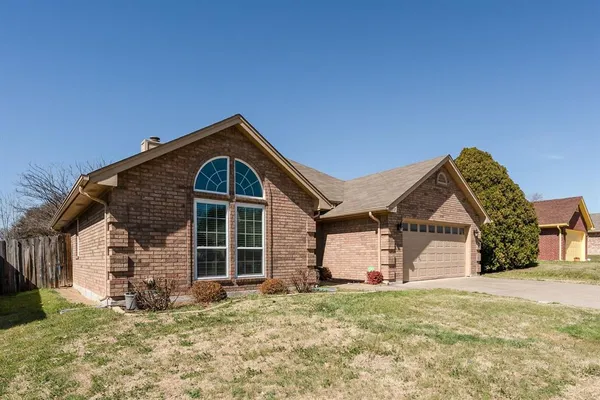 $2,400 | 7317 Amber Drive, Watauga, TX 76148