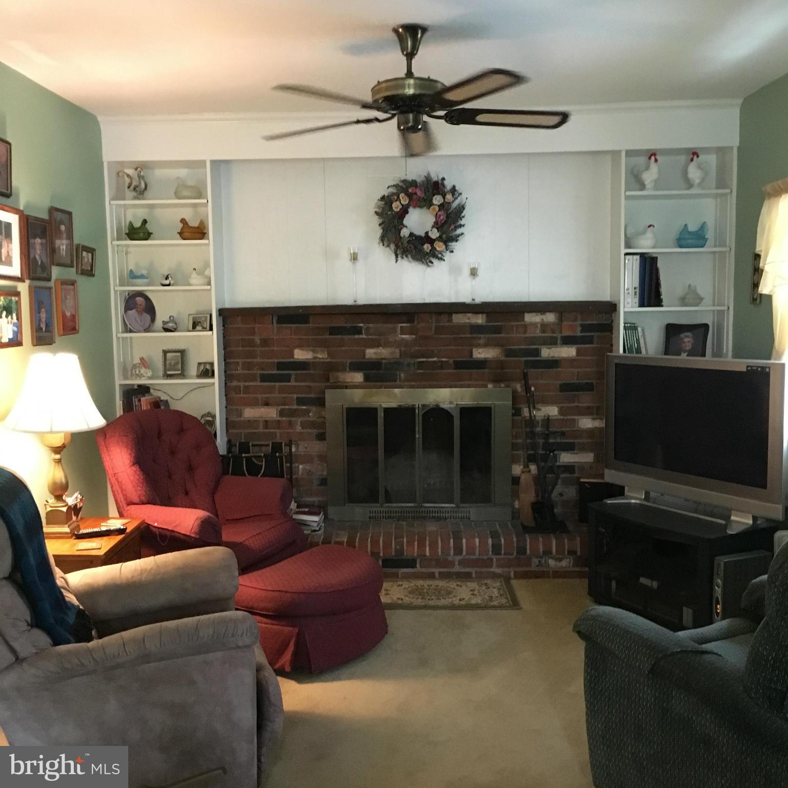 809 Pasadena Road Pasadena, MD 21122 - Photo 5 of 21 Family Room