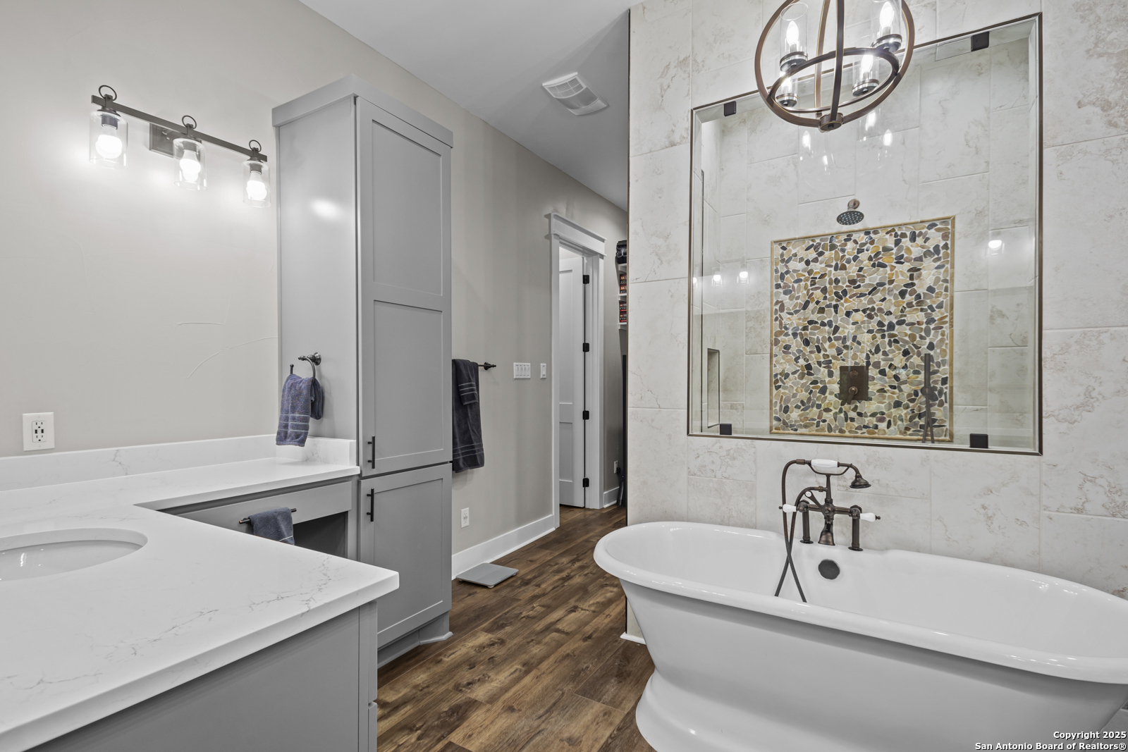 209 River Ridge Boerne, TX 78006 - Photo 20 of 60 a bathroom with a bathtub and a sink