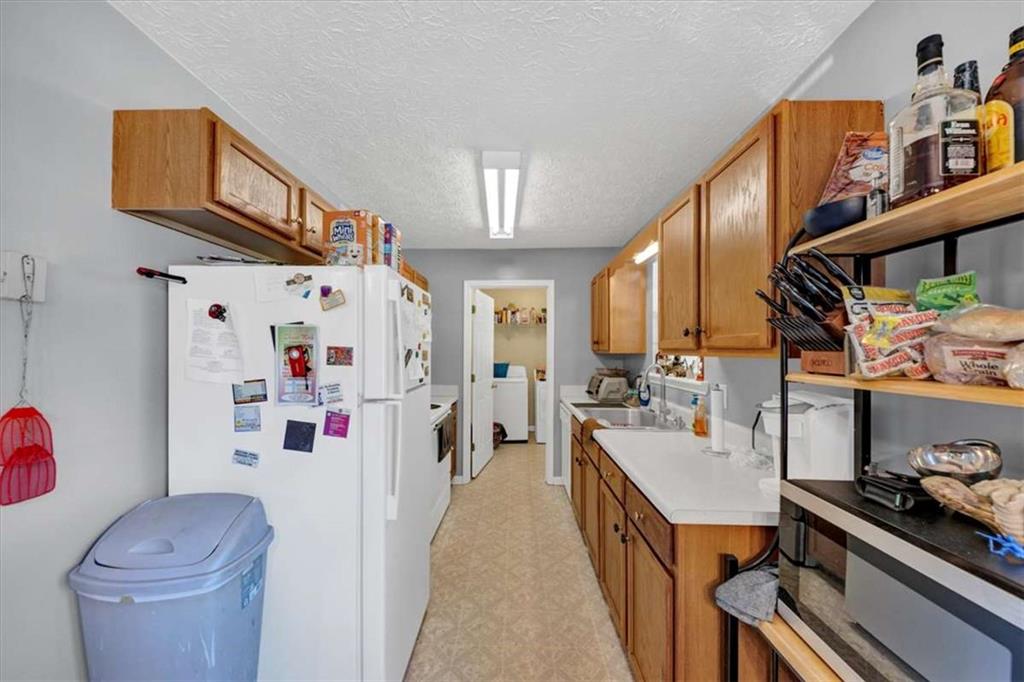 221 Pleasant Way Temple, GA 30179 - Photo 12 of 35 a very nice looking room with many windows