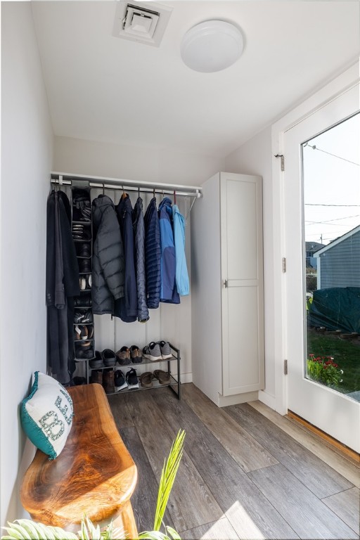25 Barnacle Road Narragansett, RI 02882 - Photo 4 of 32 Foyer/mudroom