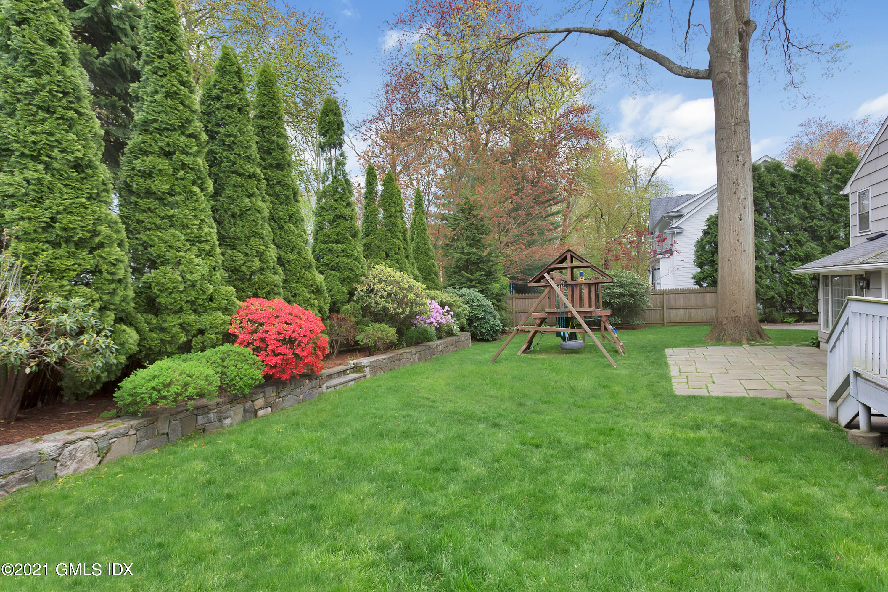 25 Bramble Lane Riverside, CT 06878 - Photo 9 of 10 a garden view with a seating space