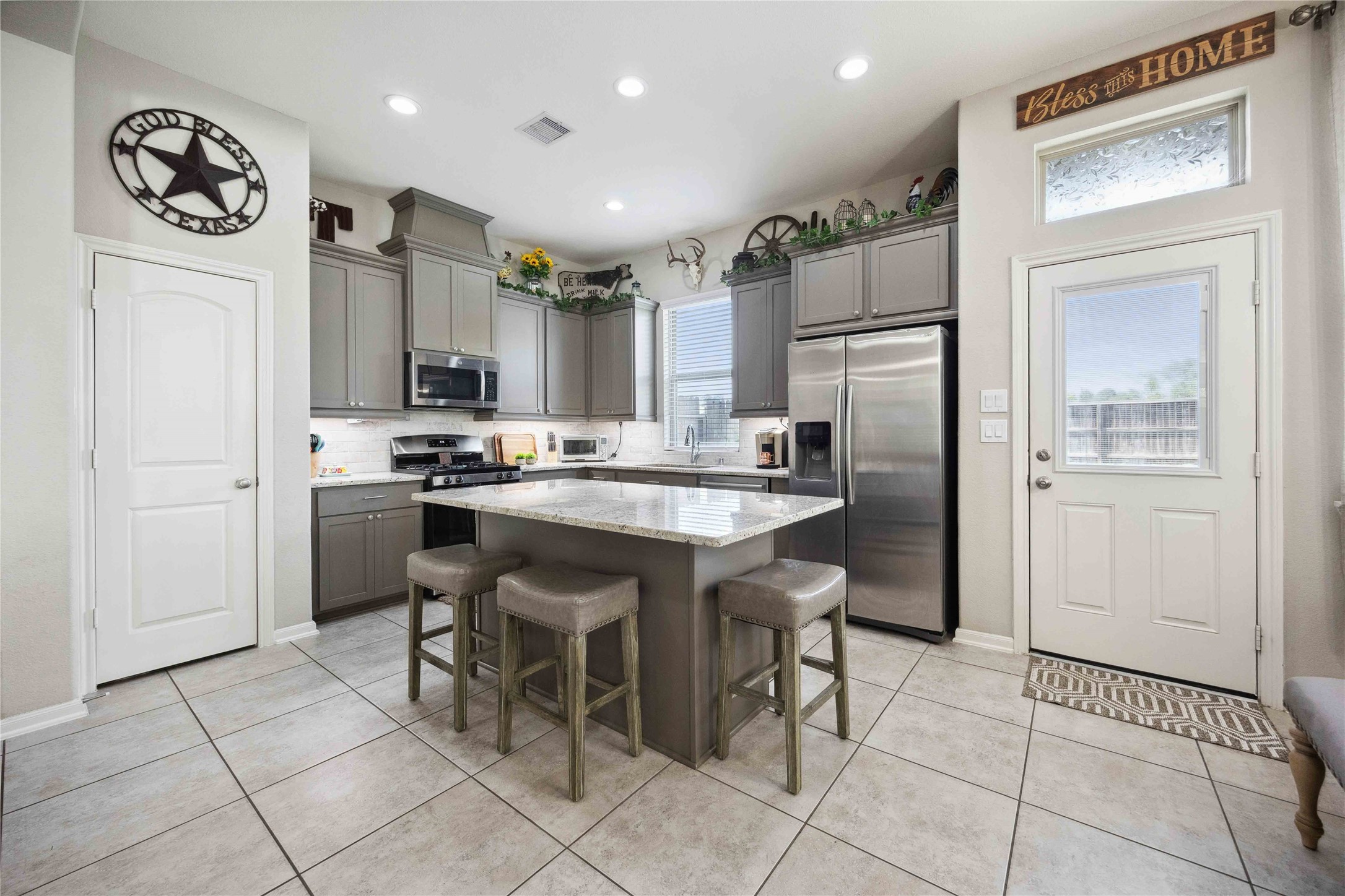 323 Biltmore Loop Montgomery, TX 77316 - Photo 11 of 27 Functional island with seating and extra prep space.