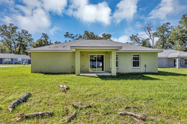 a view of a house with backyard and garden