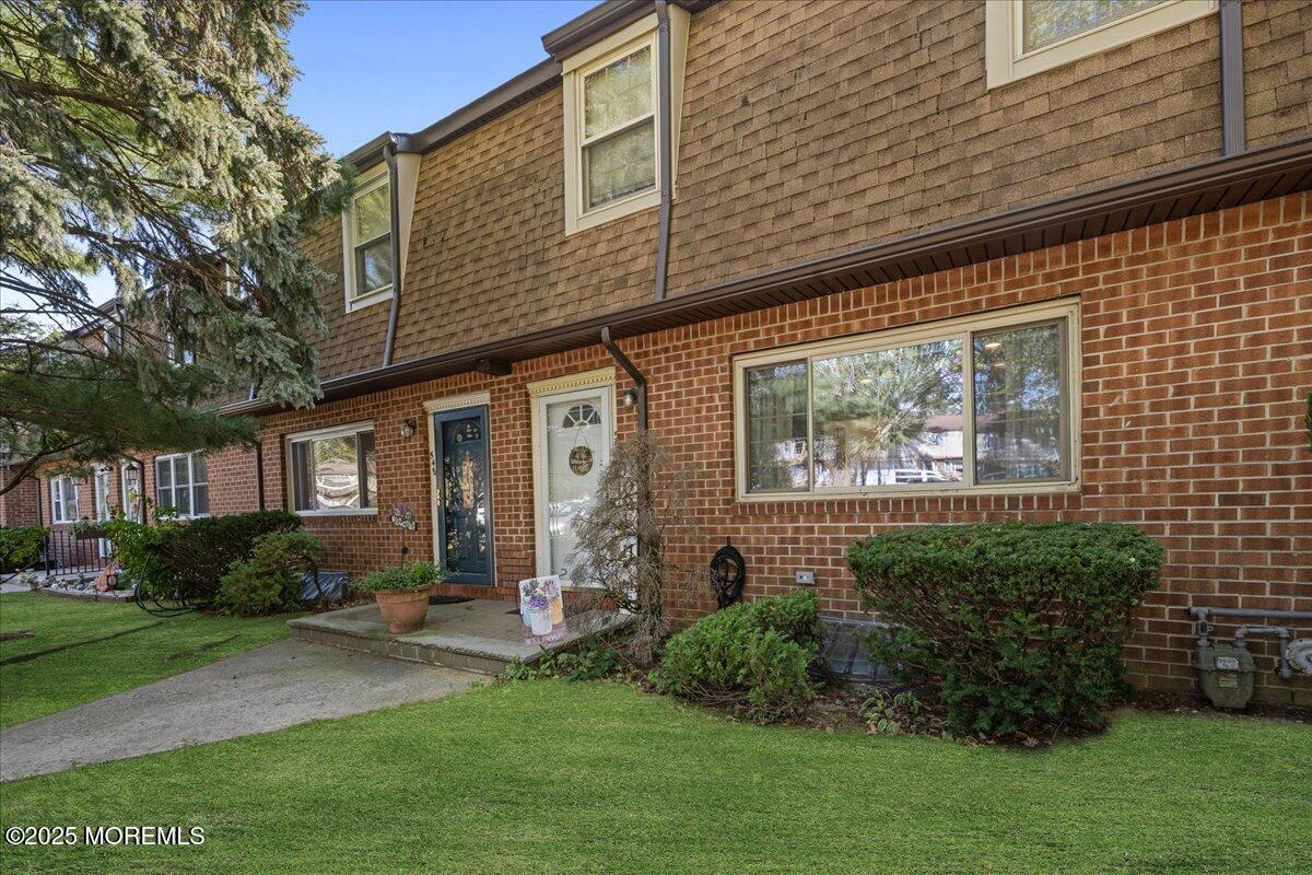 550 Labanna Court Brick, NJ 08724 - Photo 4 of 38 a front view of a house with garden