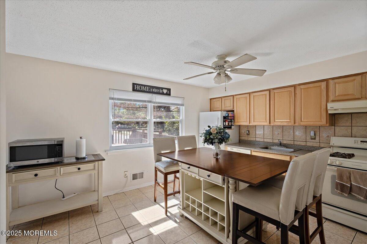 550 Labanna Court Brick, NJ 08724 - Photo 8 of 38 a room with furniture a rug and a window