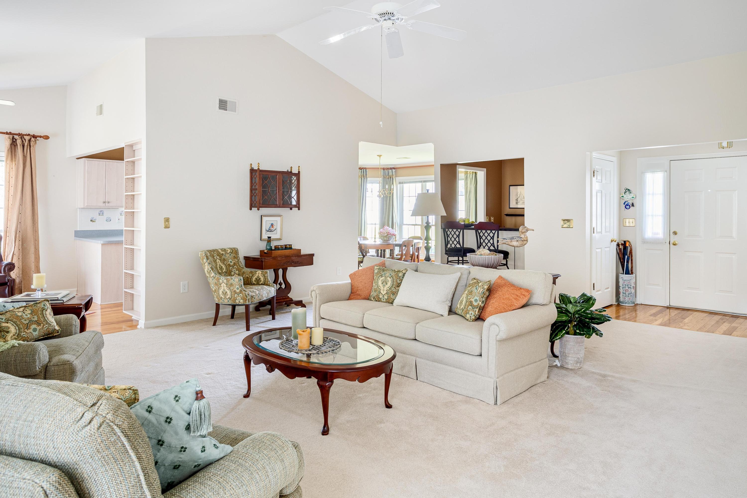 750 Lookout Pointe Point Mount Mount Pleasant, SC 29464 - Photo 4 of 20 4. Living