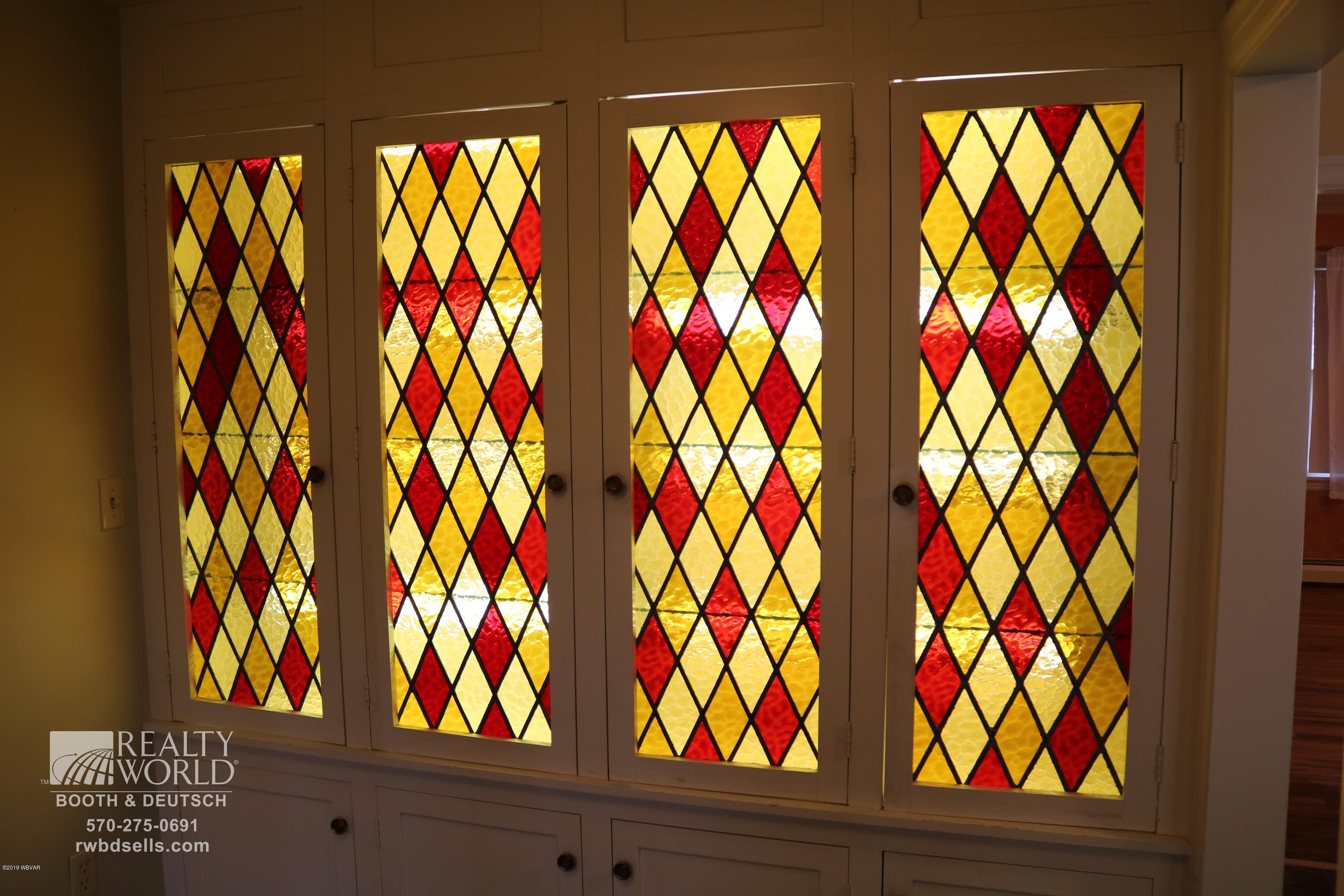 1904 Devon Road Williamsport, PA 17701 - Photo 7 of 24 Stained glass